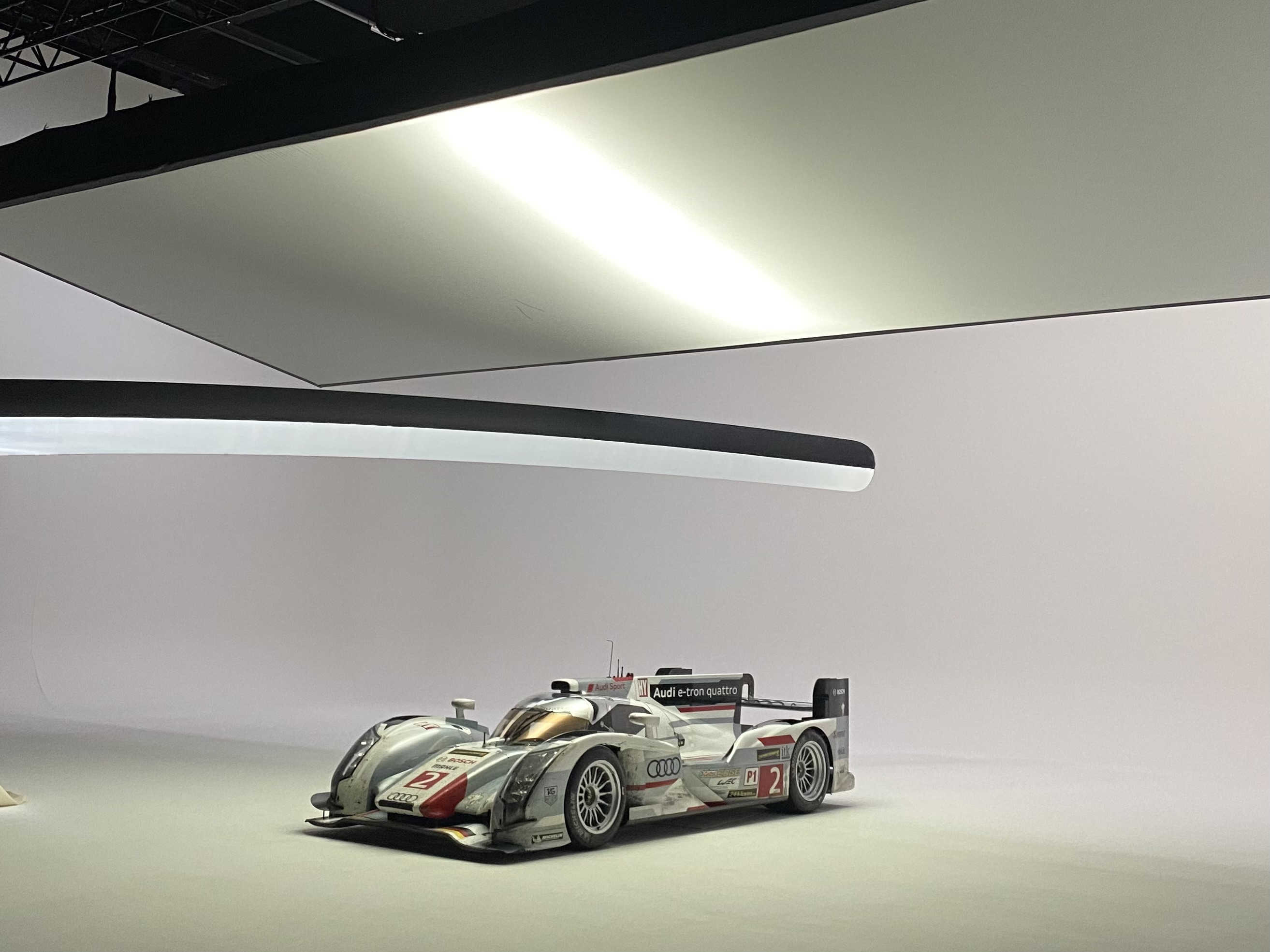 Audi R18 unter der SkyLed-Fläche