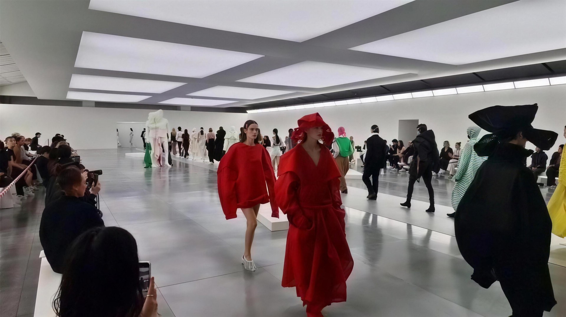 Fashion Show unter der durchgehenden SkyLed-Decke